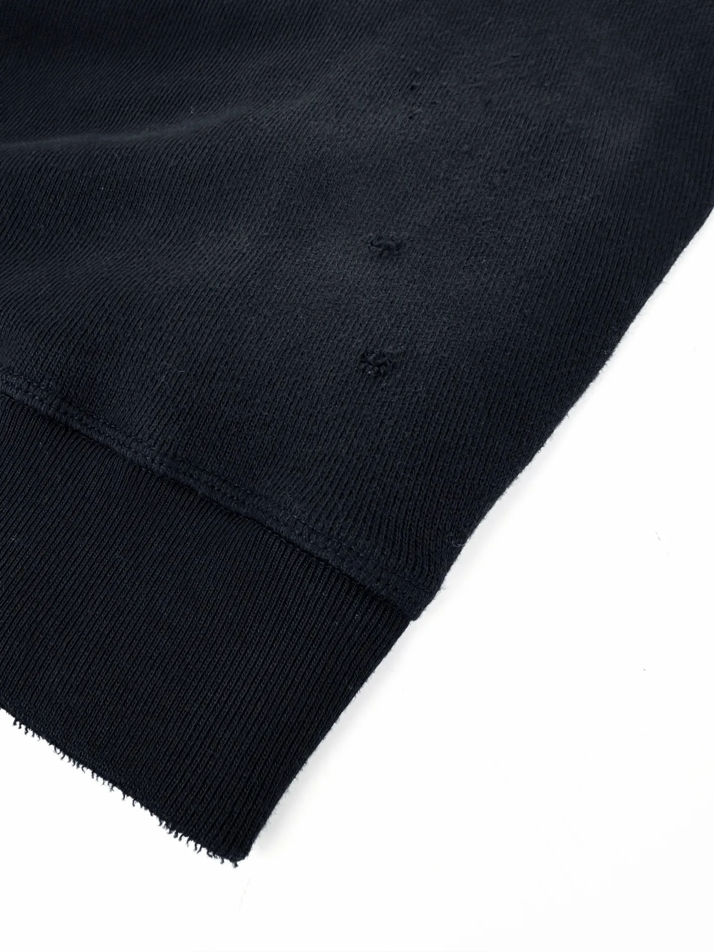 Women's Acne Studios Logo Print Distressed Sweatshirt Customized fleece-soled sweatshirt, thick, soft and warm to the touch. Retro carbon black sets the tone, and the contrasting white logo enriches the visual hierarchy, giving it a casual and lazy Nordic quiet luxury temperament. The distressed Acne Studios logo on the chest serves as the visual focus. The simple clothing highlights the power of the logo and hides ingenuity in a low-key manner. The Henry half-open collar softens the neck line, and the loose silhouette with dropped shoulders stretches the shoulder and neck lines; the slightly wide sleeves have a lazy atmosphere, and the ribbed hem stabilizes the body, easily creating a casual and relaxed posture. The shirt captures the relaxed charm, and the collar reveals casual tenderness. 1. Imported machine foam printing uses an imported fully automatic flat screen printing machine to print the special printing slurry containing microcapsule foaming particles on the surface of the fabric; after heating in the high-temperature drying tunnel, the microcapsules in the slurry expand and bulge when heated, and cool and shape. 2. Gradient distressed spray paint. By spraying dyes of different colors on the surface of the fabric, the clothes can show rich color changes under different lights and increase the visual layering. 3. Positioning and wear-and-tear. Many places on the garment body are regularly positioned and worn manually. Manual brush marks are added to add texture and depth to the surface of the clothing to imitate the texture of natural wear and tear. 4. Enzyme washing treatment: The fabrics have been fermented and washed to give them a better feel and texture. They are not easy to deform, shrink or fade, and maintain long-term beauty. Accessories: Customized 1:1 Acne shell buckle Customized 1:1 Acne trademark Version: Loose version Size: S M L Style number: FF
